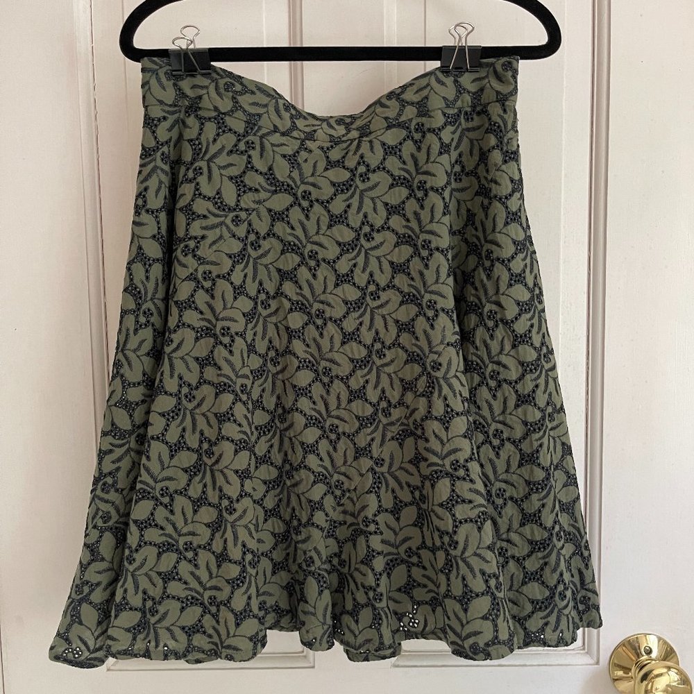 **SOLD** Ann Taylor Green Leaves Lace Skirt 00P, XXSP
